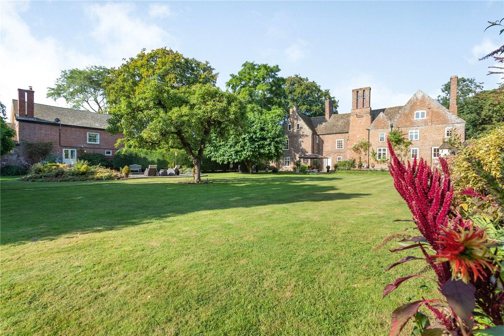 Property photo 3 of 49 Hall &amp; Coach House