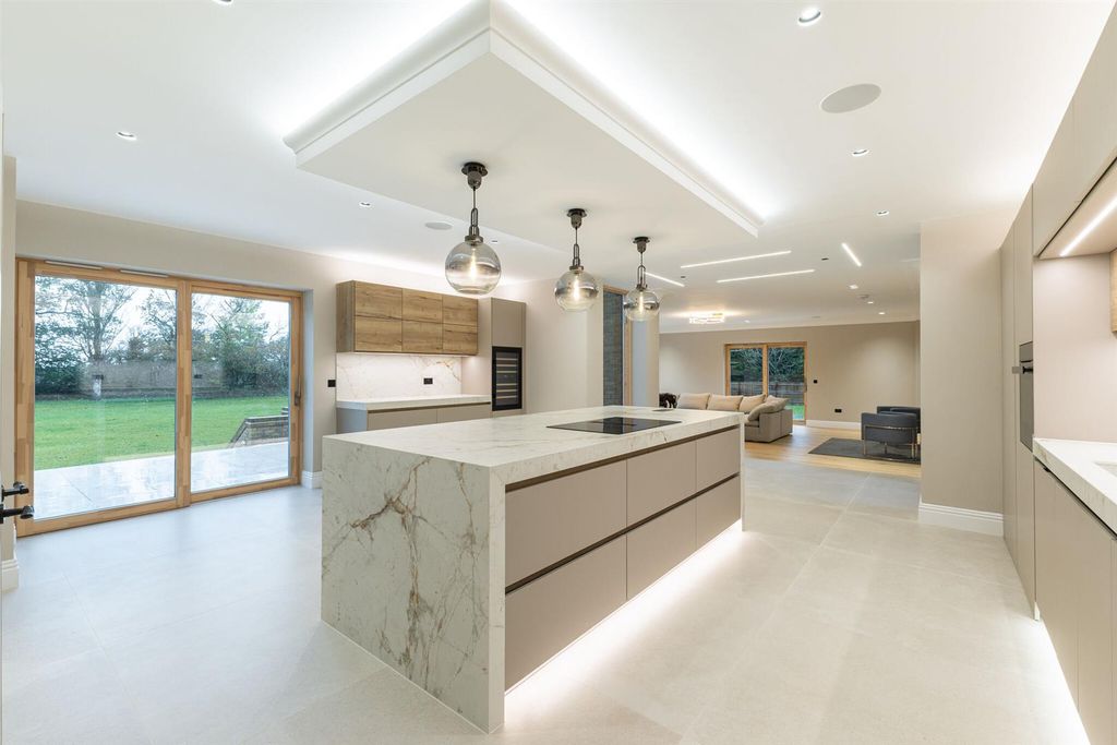 Property photo 2 of 31 100464_Winkfield Hall North Street Winkfield (9)_l