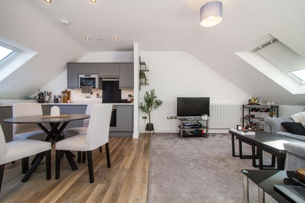 Property photo 2 of 10 Living Room / Kitchen Diner