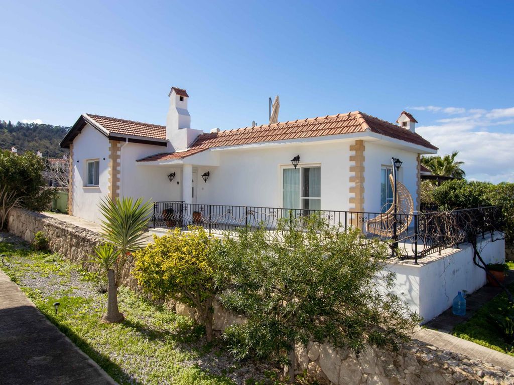 Property photo 1 of 20 2 Bedroom Resale Bungalow + Large Communal Pool + White Goods + Air-Conditioning + Furnished Image No 1