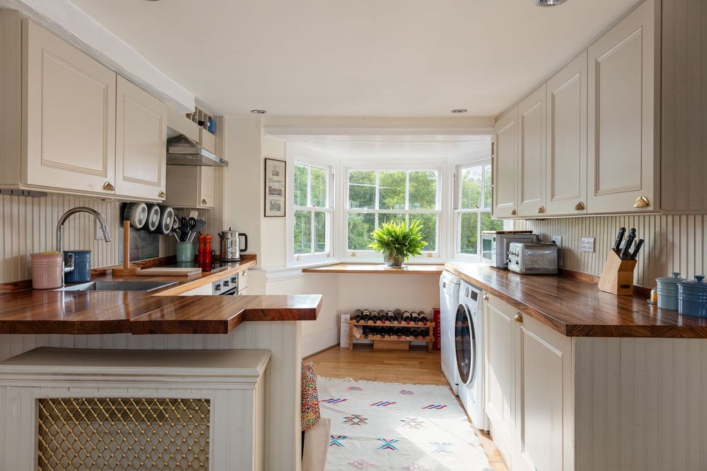 Property photo 3 of 33