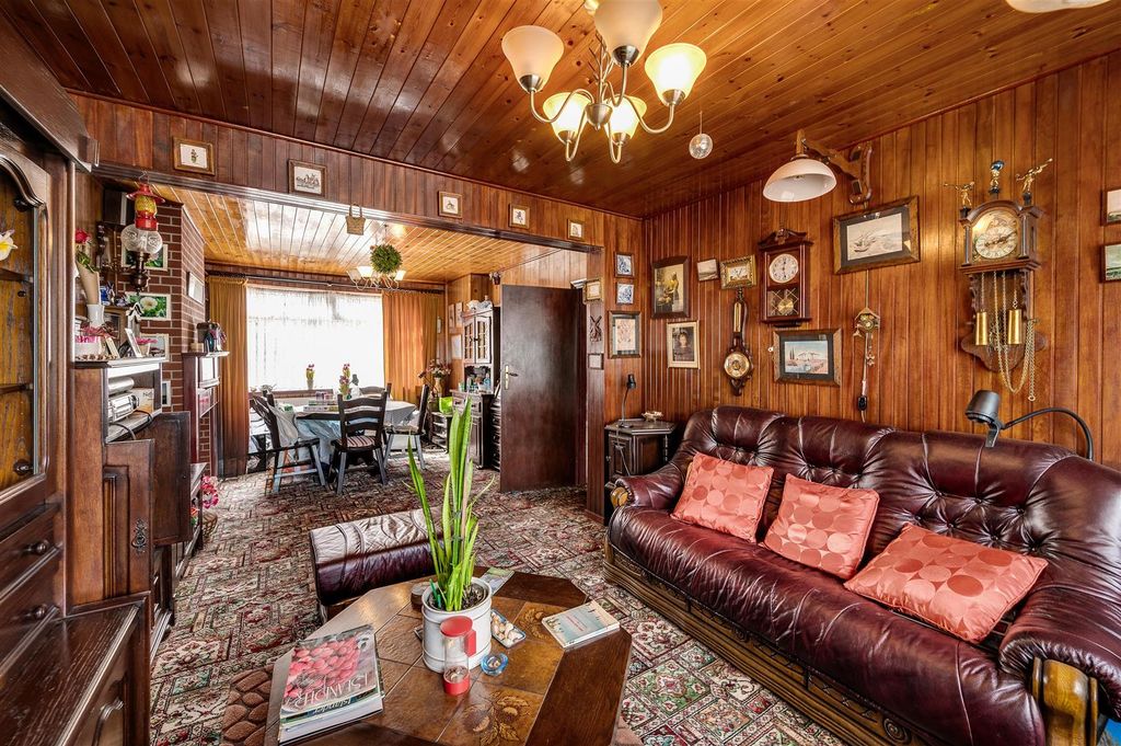 Property photo 2 of 18 Daniels_Daneils_North Circular Road Neasden London