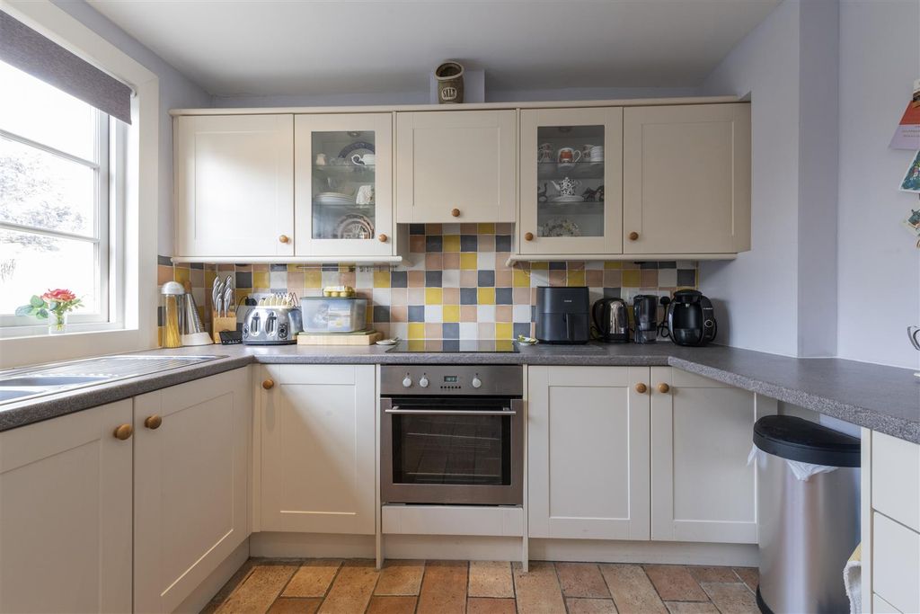 Property photo 3 of 17 Kitchen