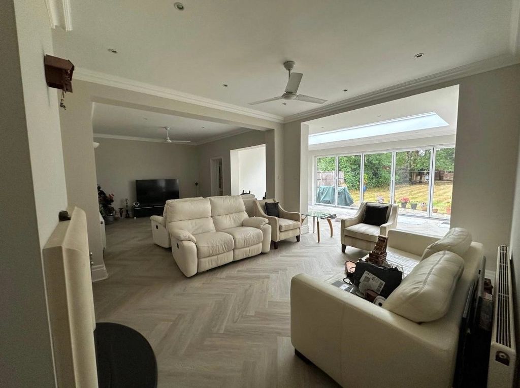 Property photo 2 of 7 Lounge