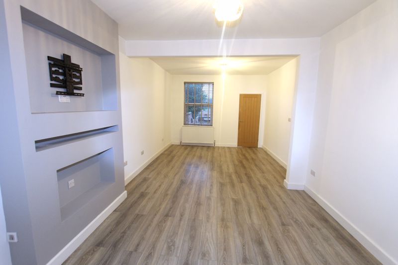 Property photo 1 of 14 Photo 4