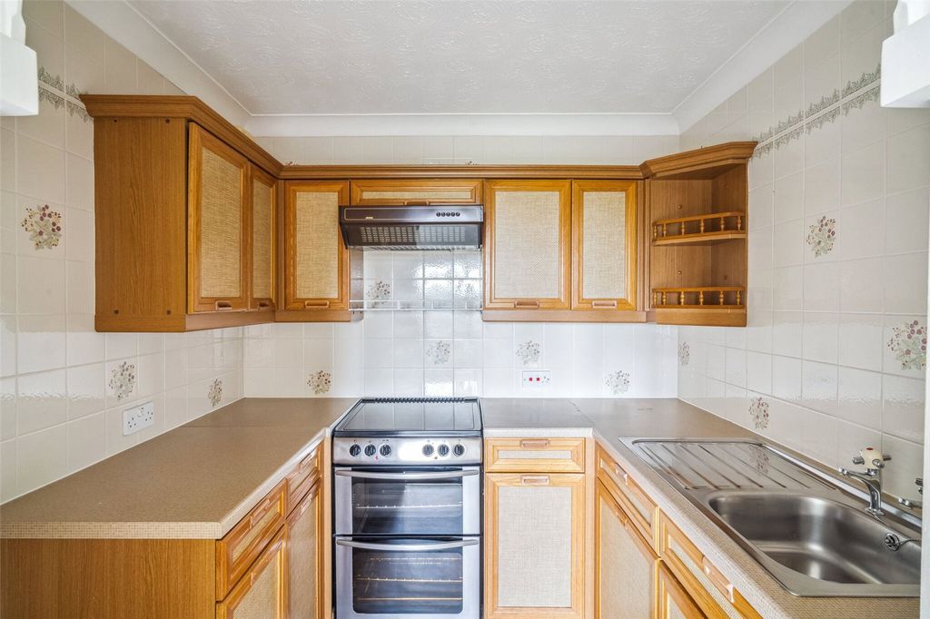 Property photo 3 of 8 Kitchen