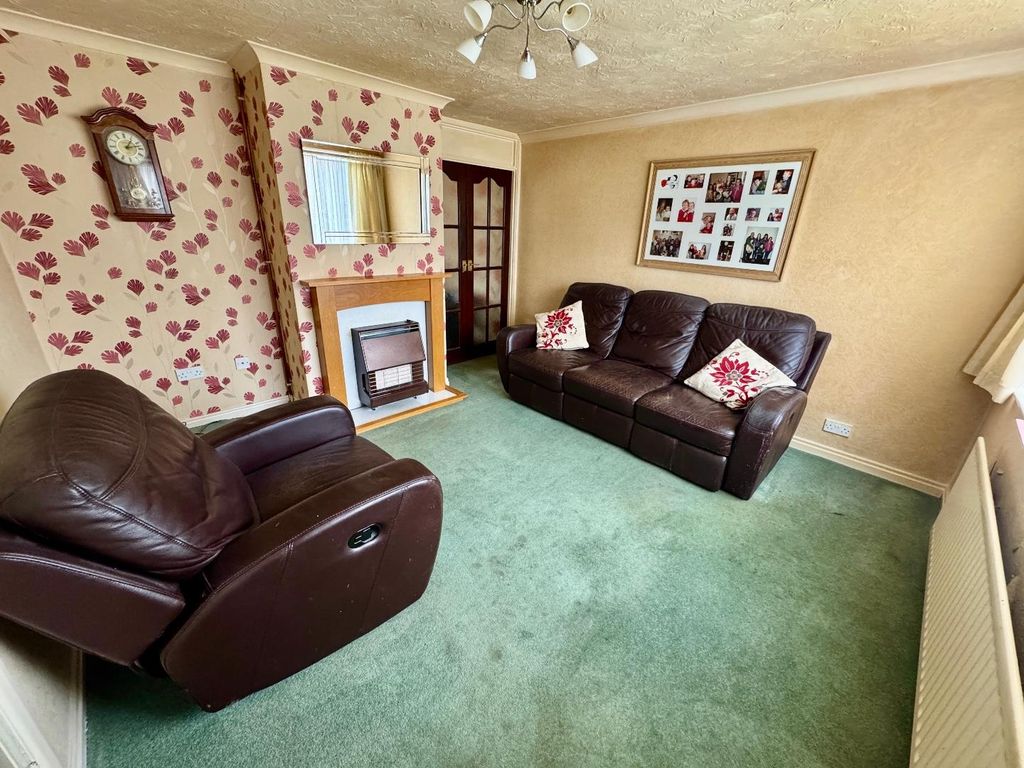 Property photo 3 of 12 Lounge