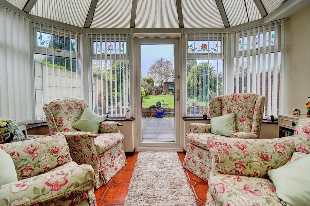 Property photo 3 of 18 Conservatory