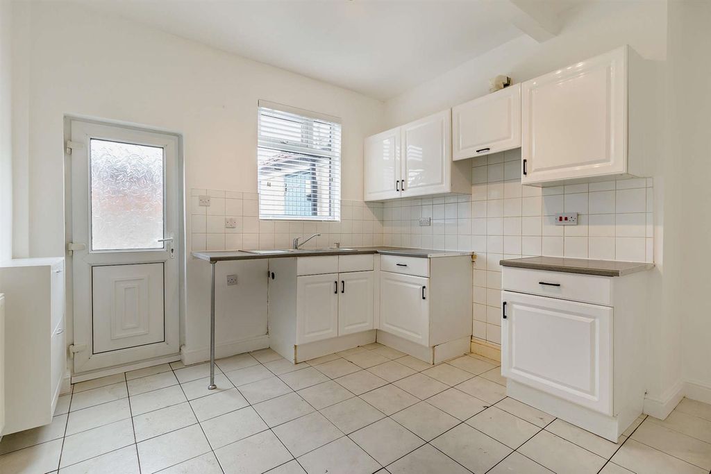 Property photo 2 of 10 8657056-Interior05-800.Jpg