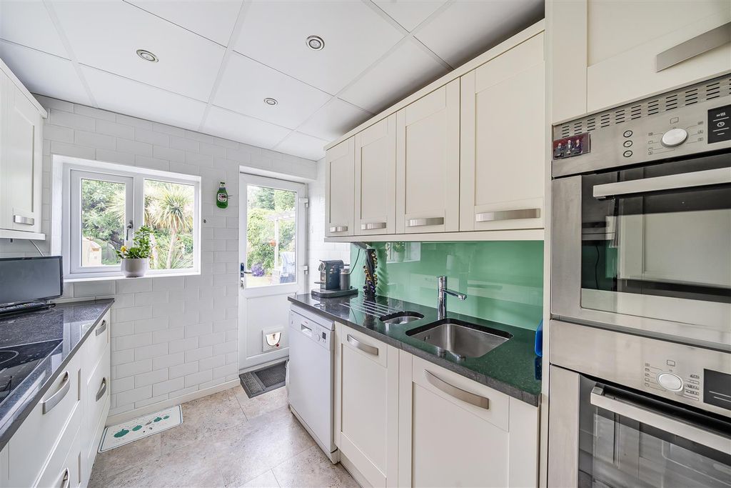 Property photo 3 of 11 Oakleigh Drive - Kitchen 2.Jpg