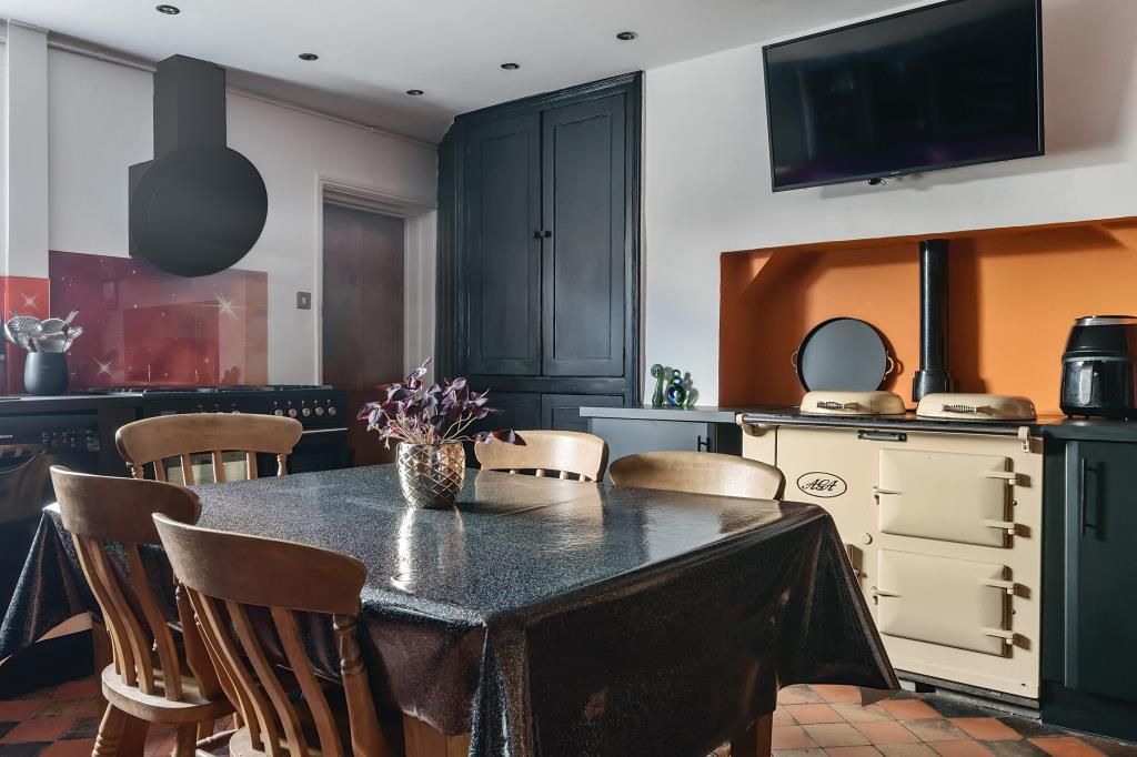 Property photo 3 of 12 Kitchen