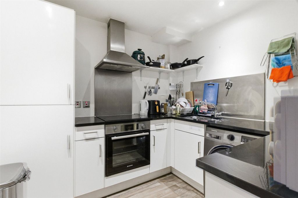 Property photo 3 of 11 Kitchen