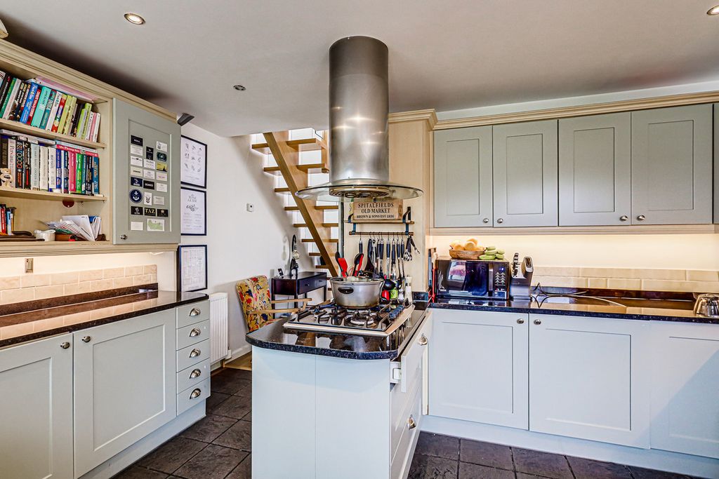 Property photo 3 of 27