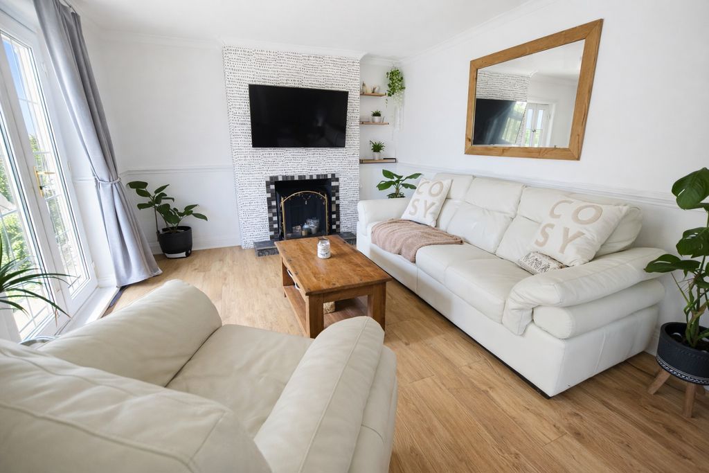 Property photo 2 of 8 Photo 2