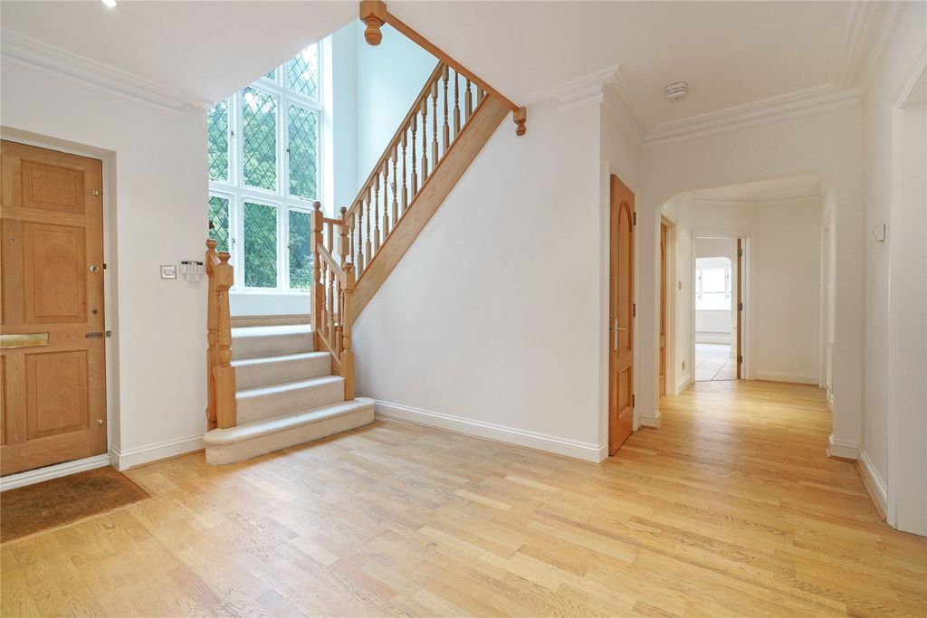 Property photo 2 of 11 Entrance Hallway