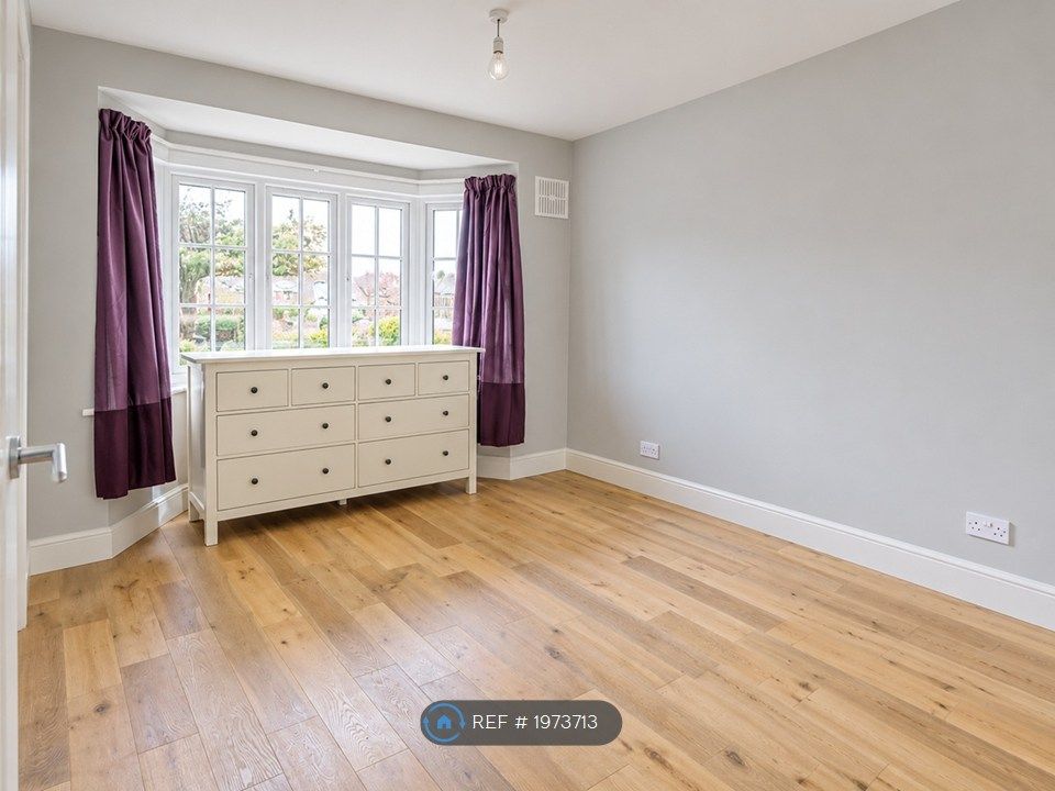 Property photo 3 of 7 Bed/Lounge