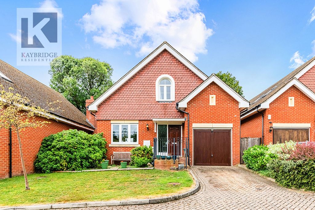 Property photo 1 of 17 Bankside, Epsom - Kt17 3Ar