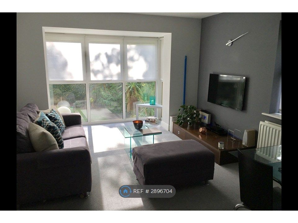 Property photo 3 of 13 Lounge