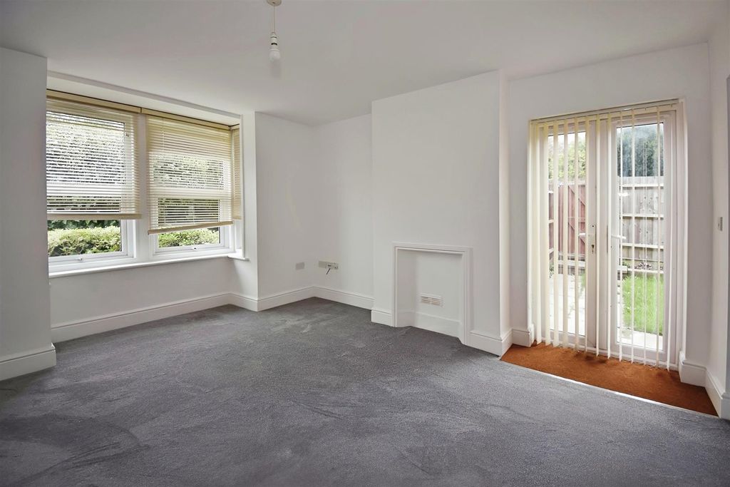 Property photo 3 of 10 701c7517-Or 20Living 20Room 20To 20Doors.Jpg