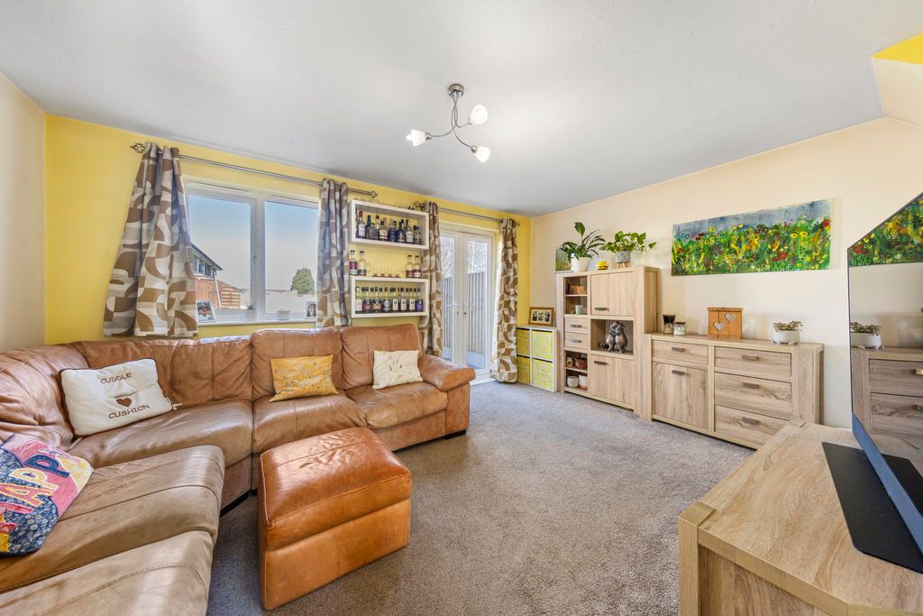 Property photo 2 of 25 Living-Room.