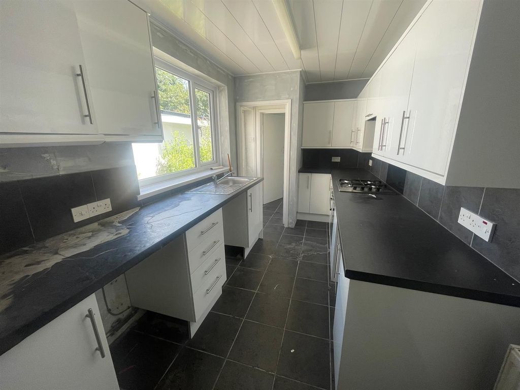 Property photo 2 of 17 Kitchen
