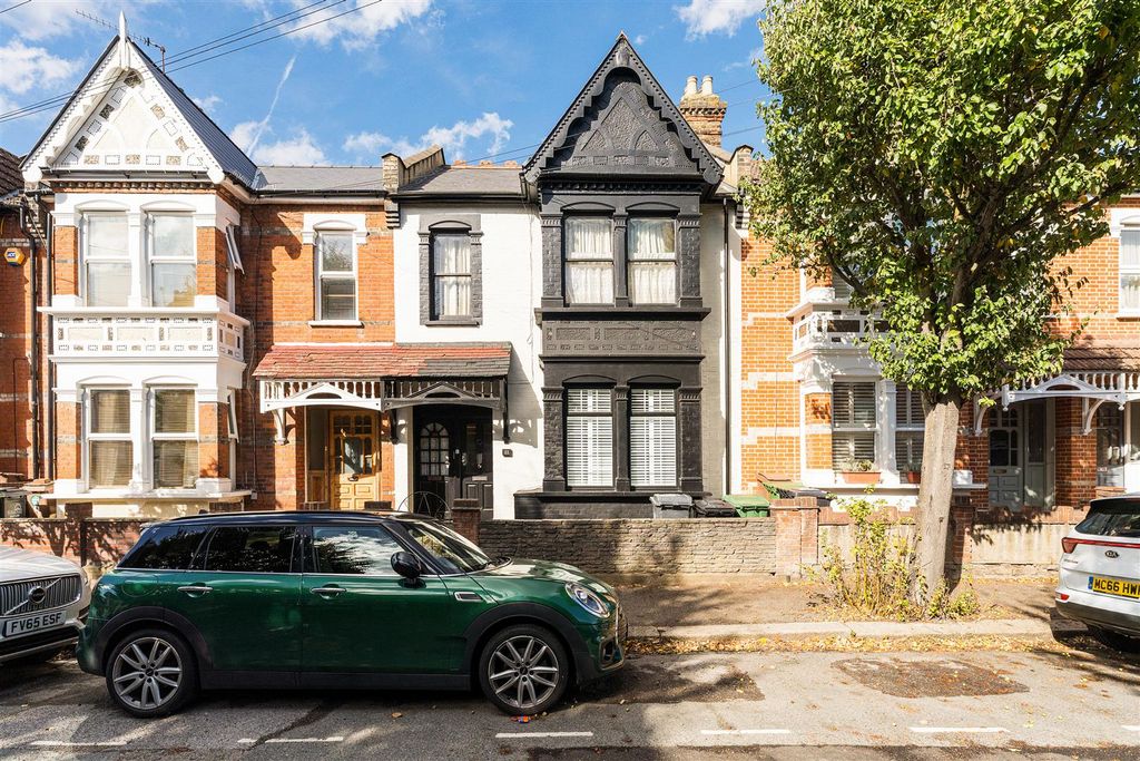 Property photo 1 of 52 Vincent Road, E4