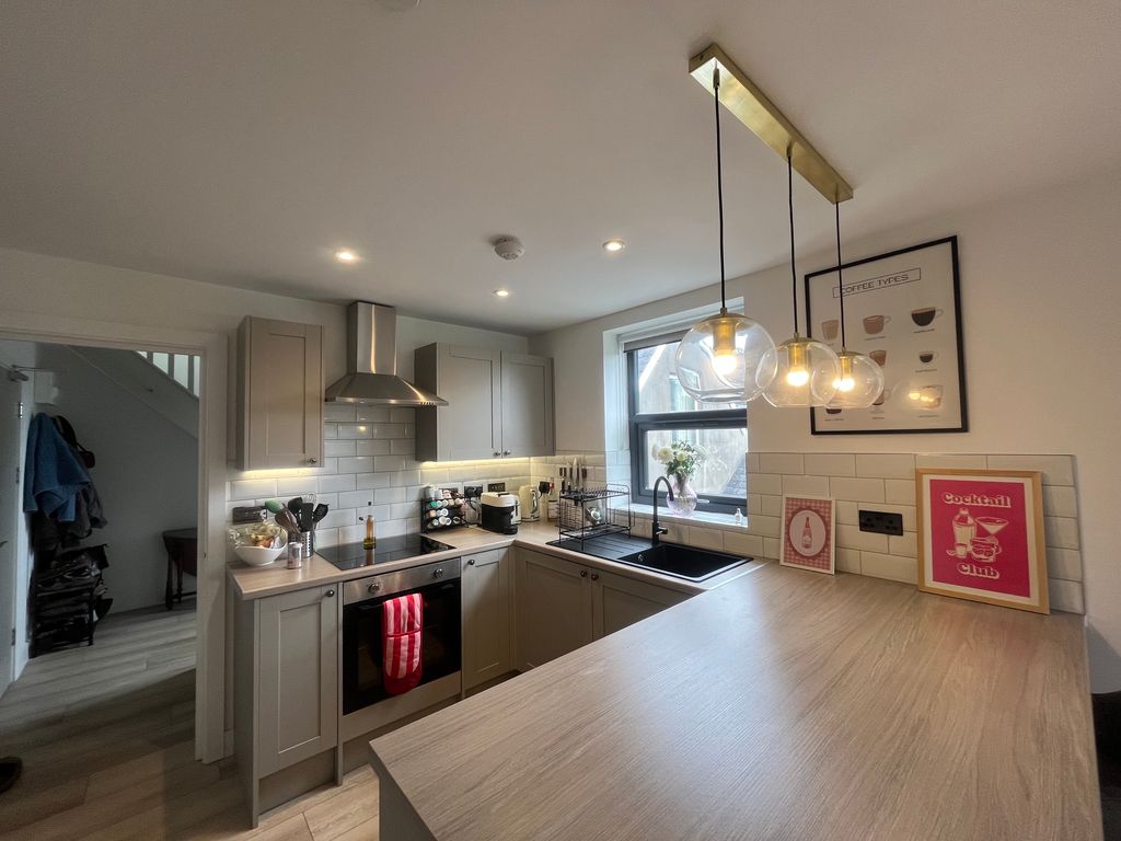 Property photo 3 of 10 Kitchen