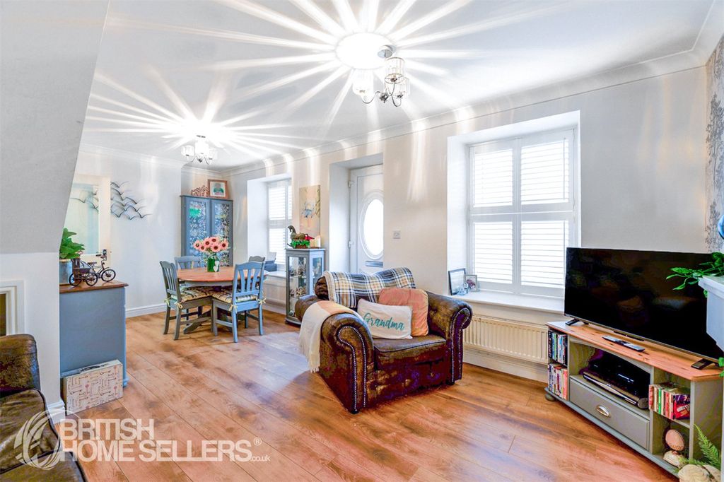 Property photo 2 of 20 Picture No. 12