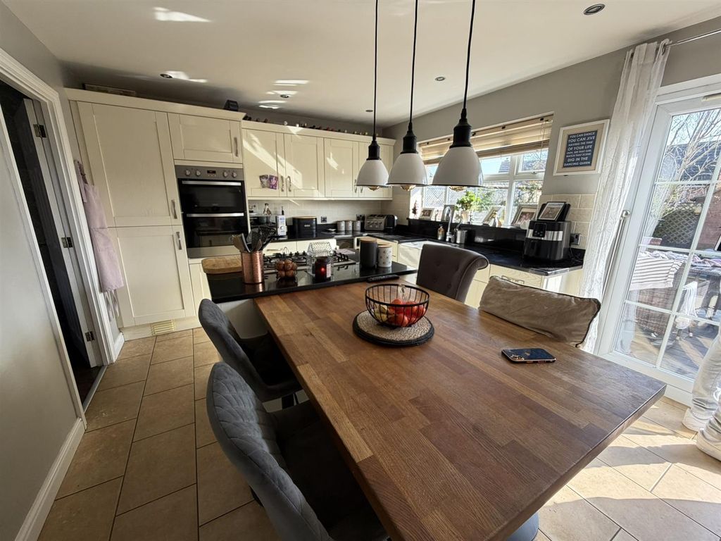 Additional image 5 of 5 bed property for saleNightingale Close, Daventry NN11