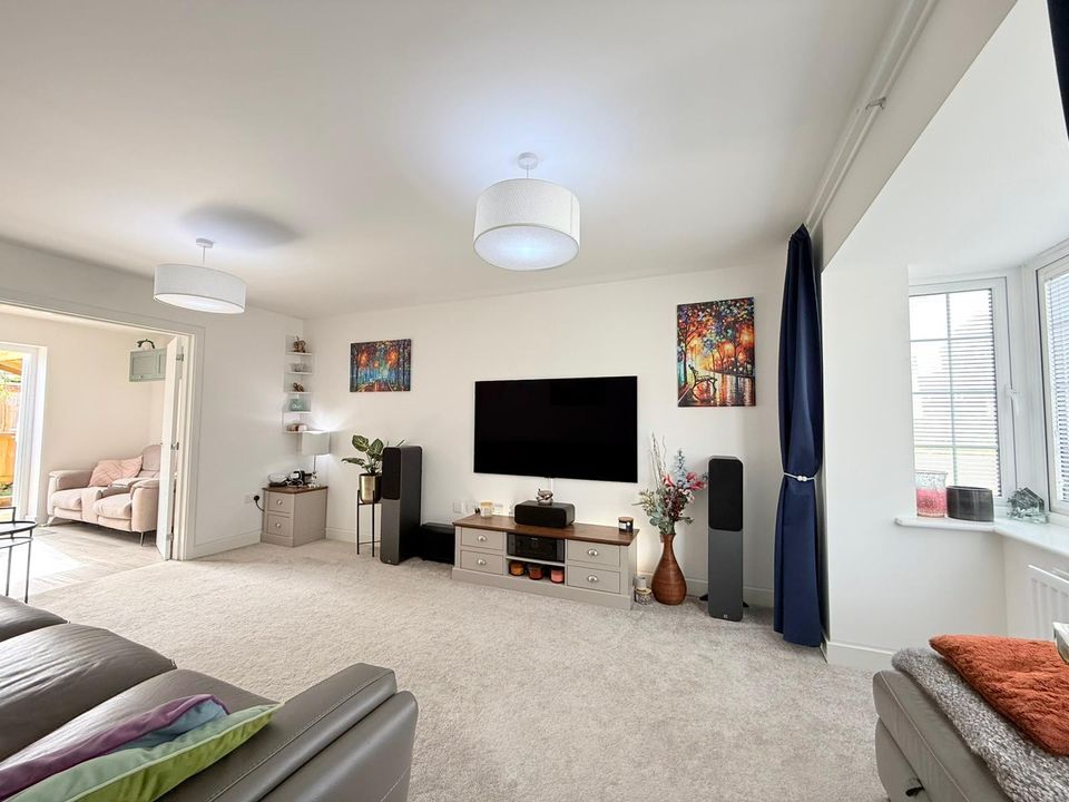 Property photo 3 of 19 Image00006