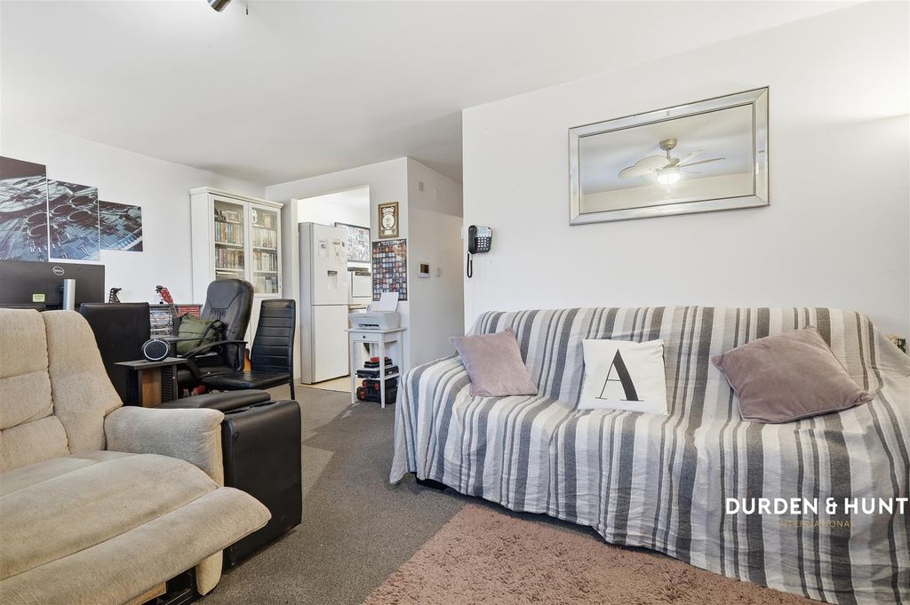 Property photo 3 of 14 Trentbridge Close