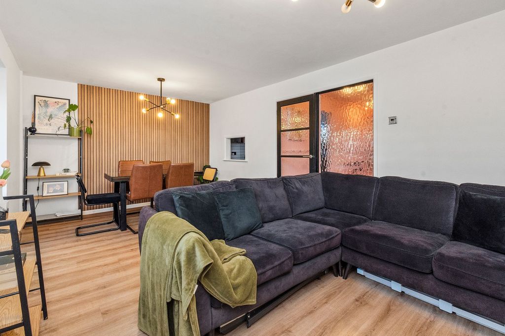 Property photo 2 of 33