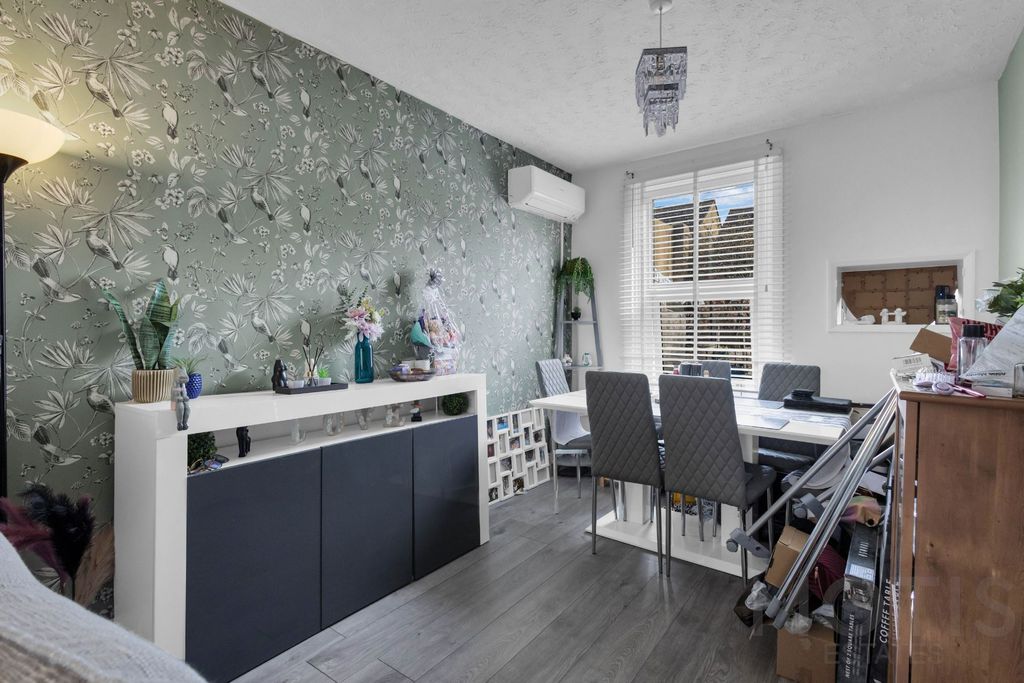 Property photo 3 of 12 Photo 4