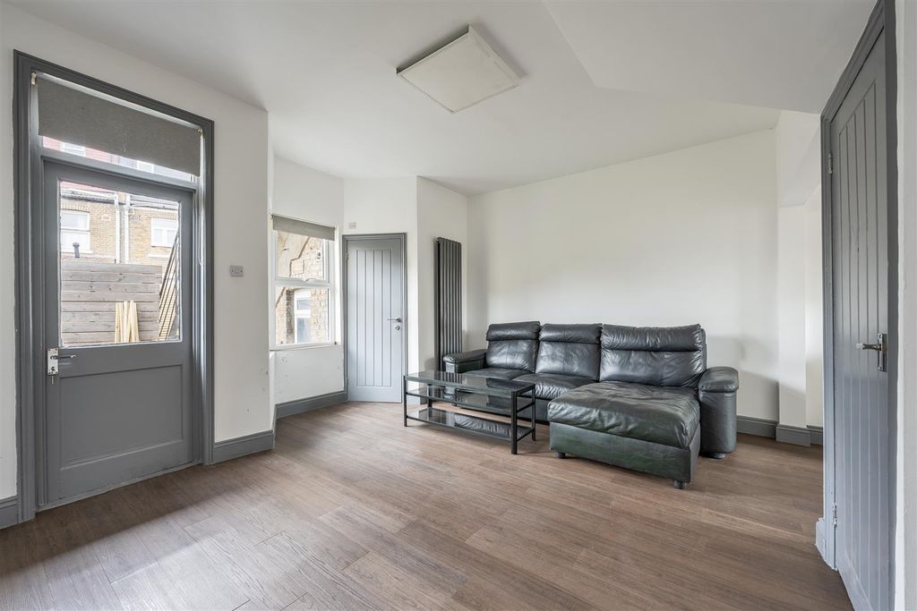 Property photo 2 of 16 Helena Road, E17