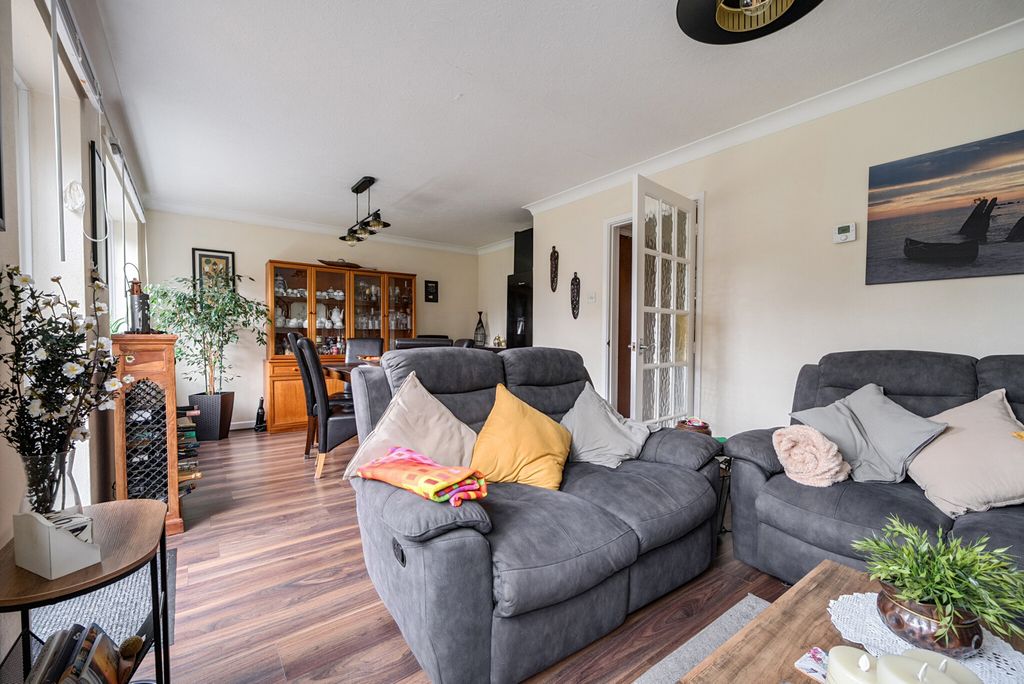 Property photo 2 of 19 1374623-18-690Dd2...