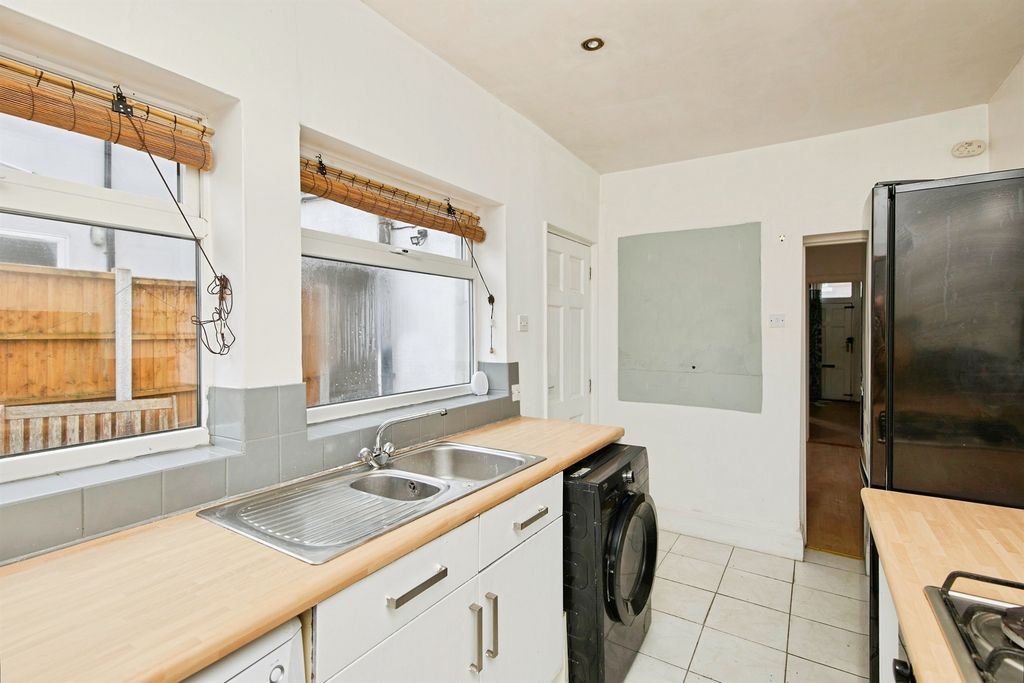 Property photo 2 of 11 Kitchen