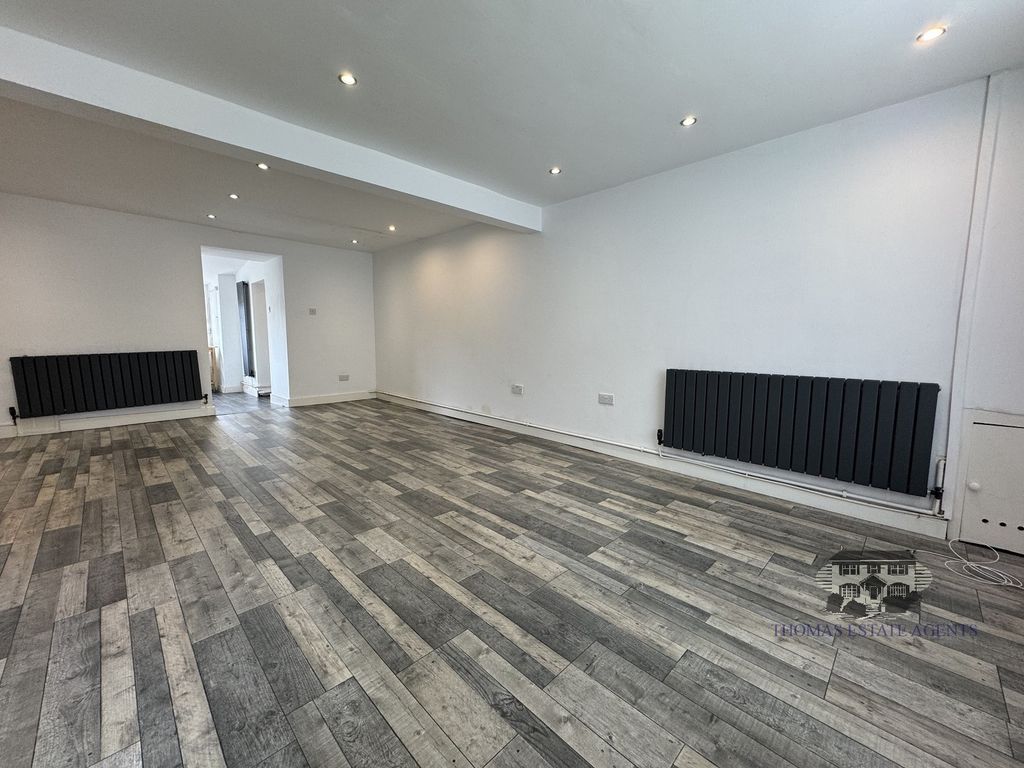 Property photo 3 of 13 Lounge
