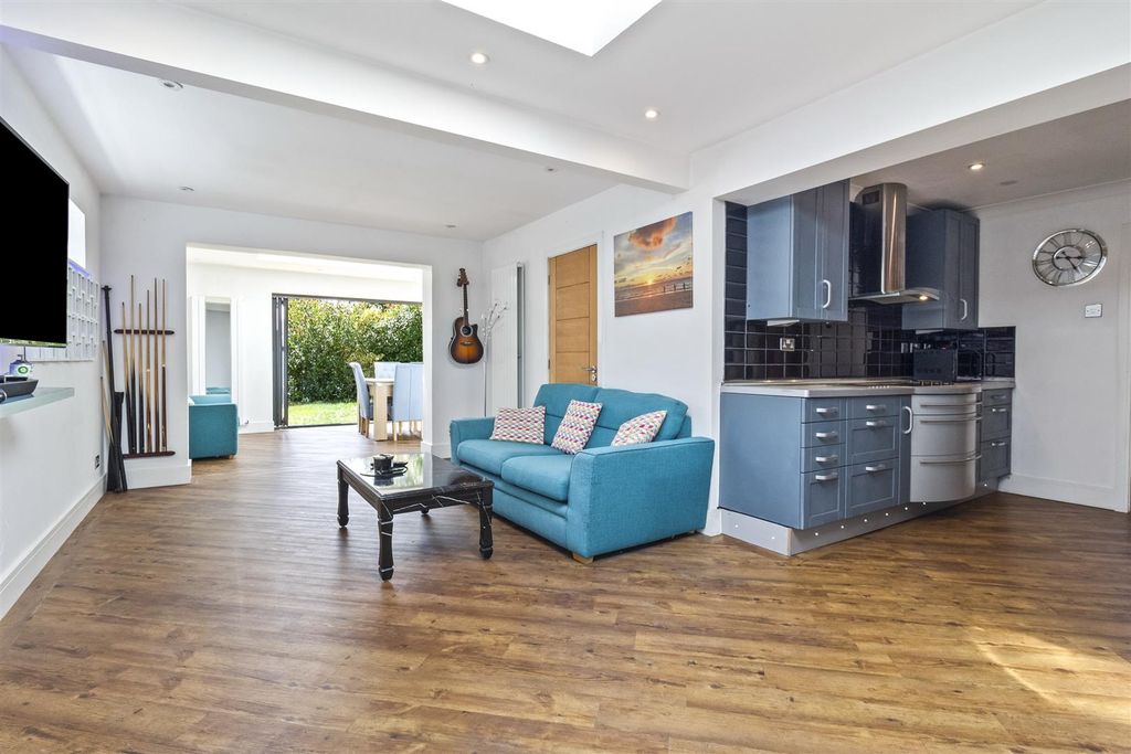 Property photo 2 of 33 Ashcombe Lodge-004.Jpg