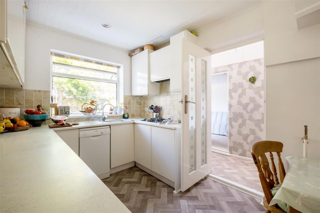 Property photo 3 of 15 23 Saint Giles Close-3.Jpg