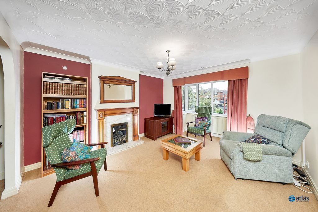 Property photo 3 of 18 Lounge