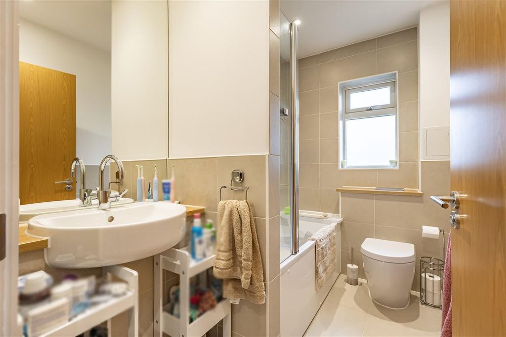 Additional image 15 of 2 bed flat for saleBuckingham Road, Epping CM16