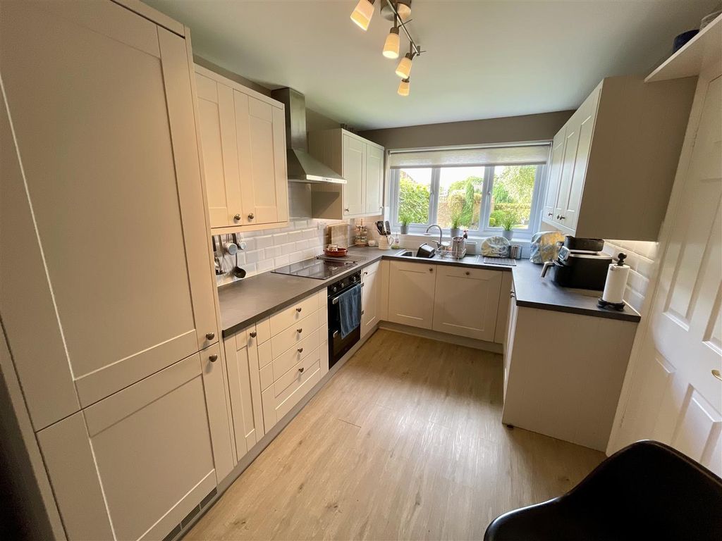 Property photo 3 of 19 Kitchen