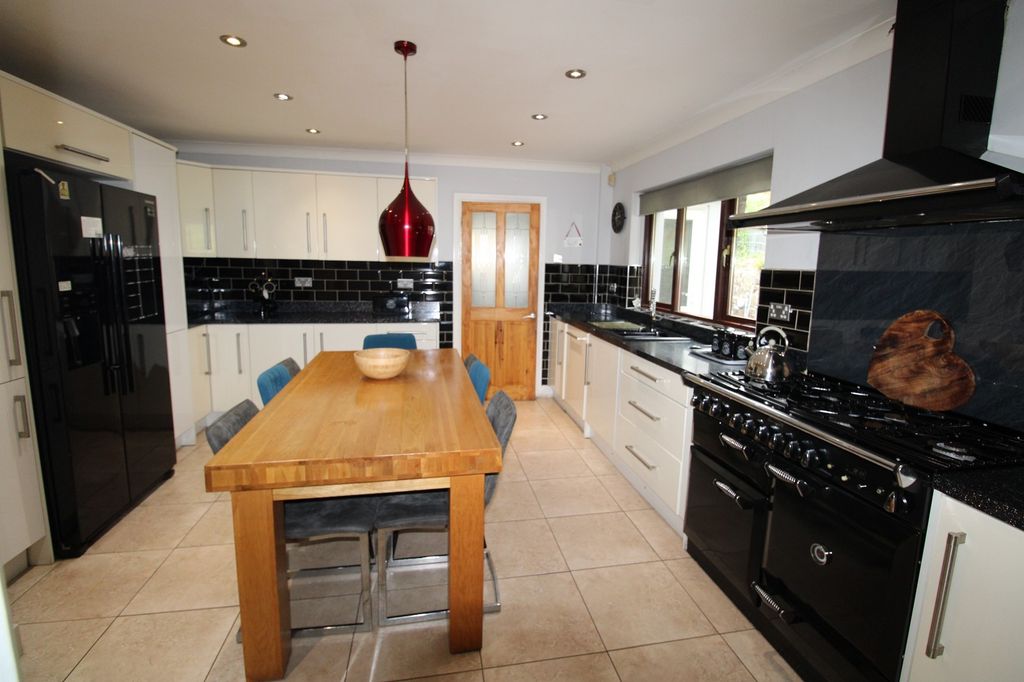 Property photo 2 of 31 Kitchen