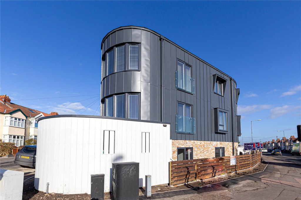 Property photo 3 of 28 Picture No. 32