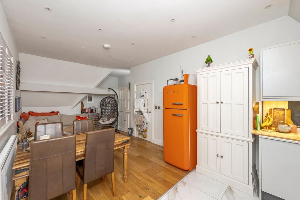 Additional image 6 of 3 bed flat for saleSyresham Gardens, The Priory Syresham Gardens RH16