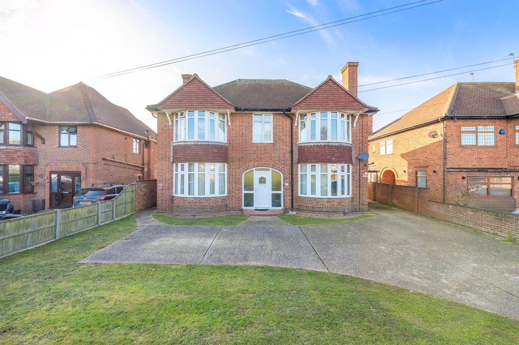 Property photo 1 of 33