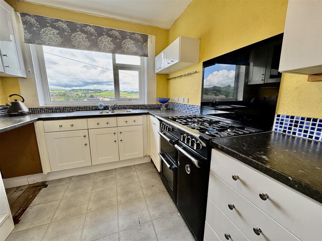 Property photo 3 of 10 Kitchen