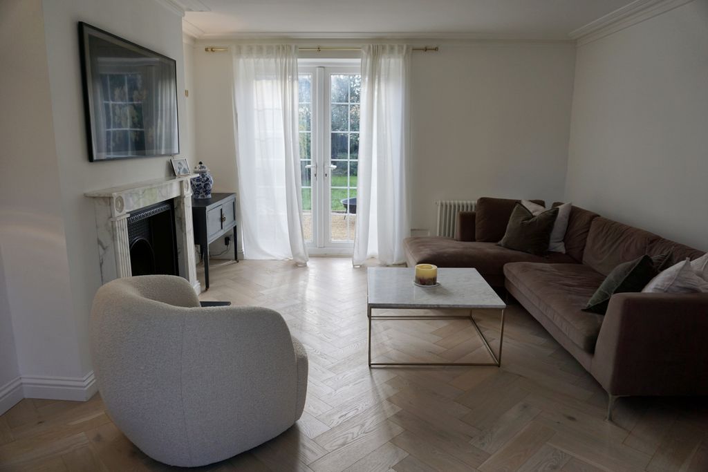 Property photo 2 of 16 Lounge