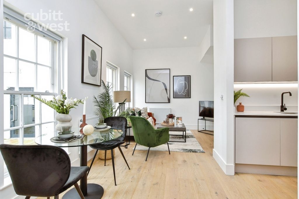 Property photo 2 of 18 Lounge