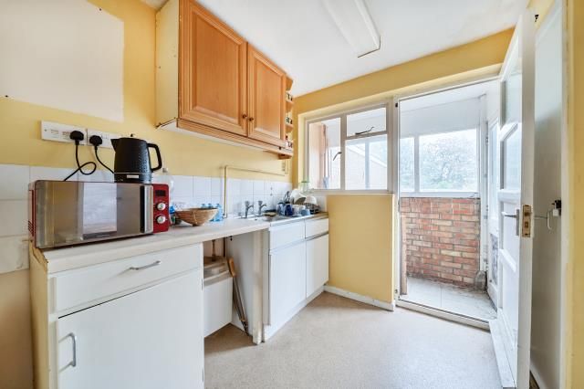 Property photo 2 of 11 Kitchen